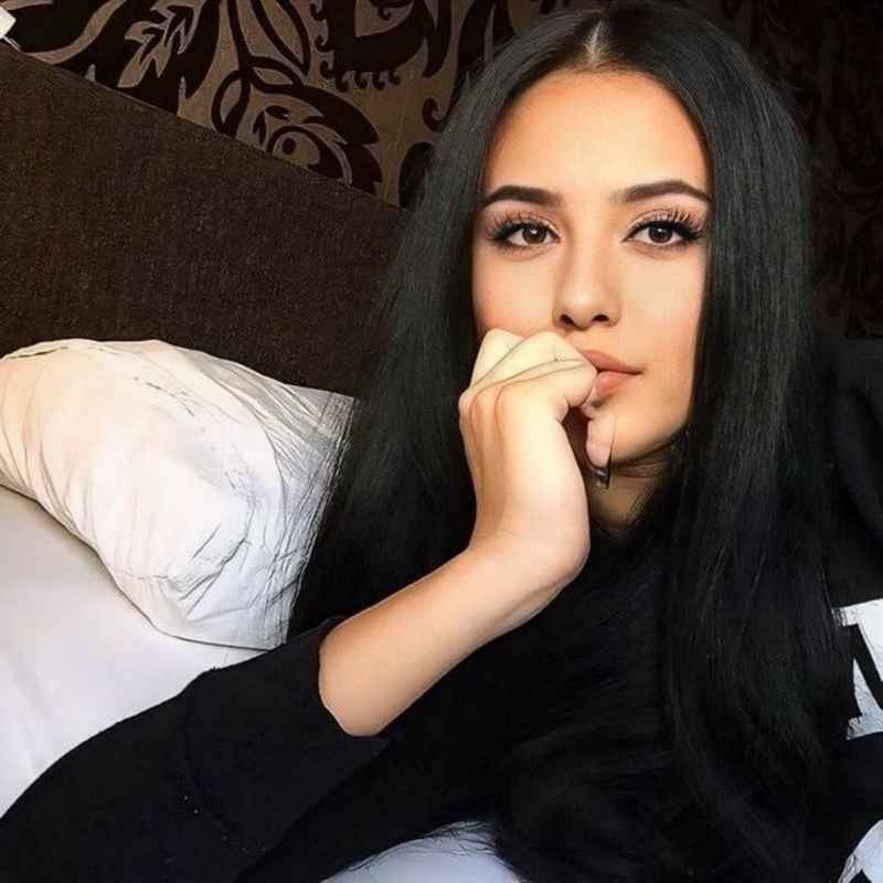 Corinne - brunette