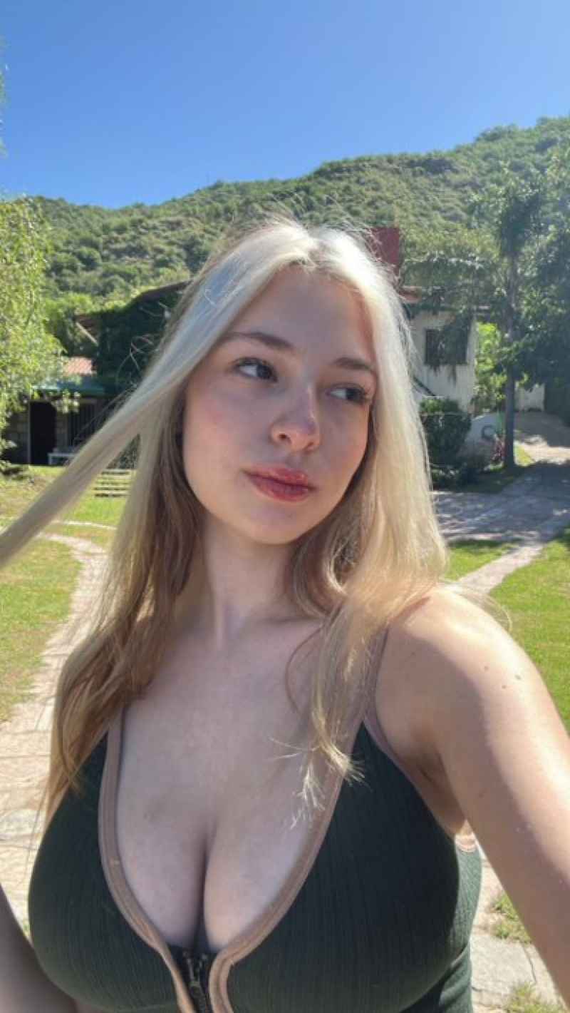Nicole - curvy