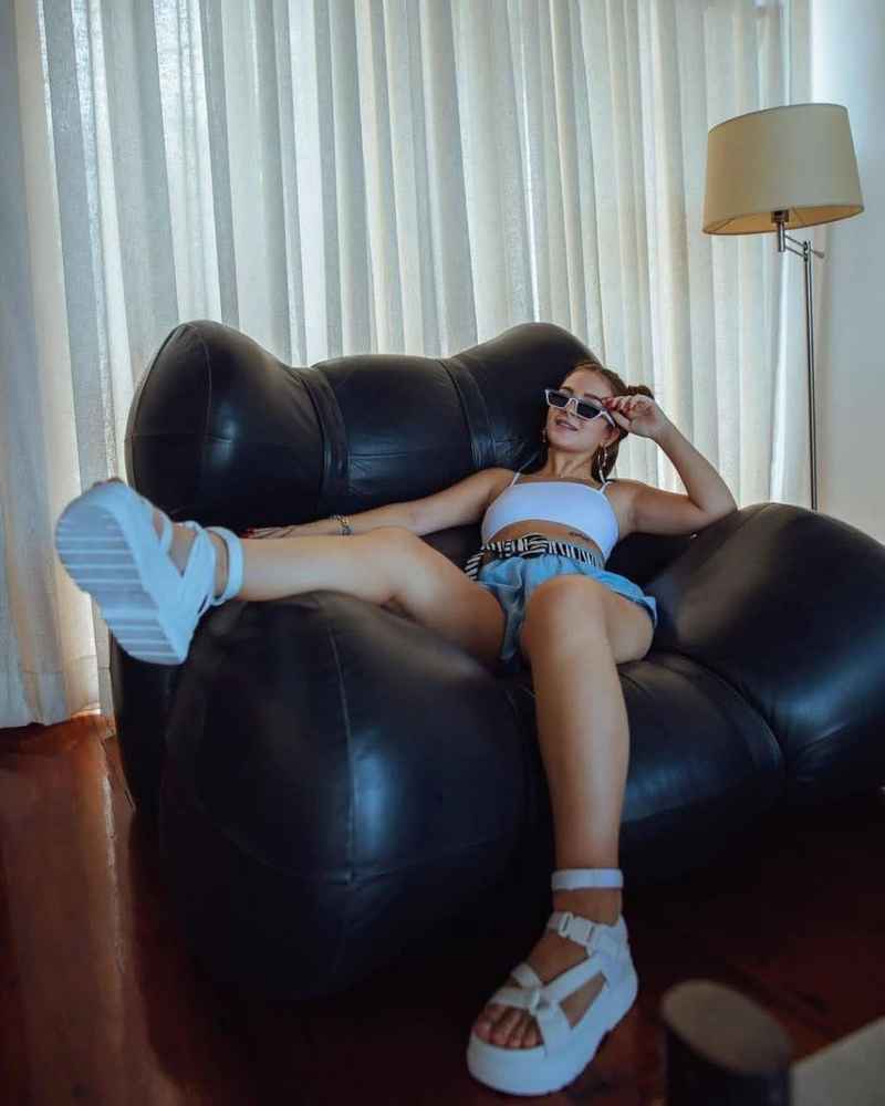 Alexia - brunette