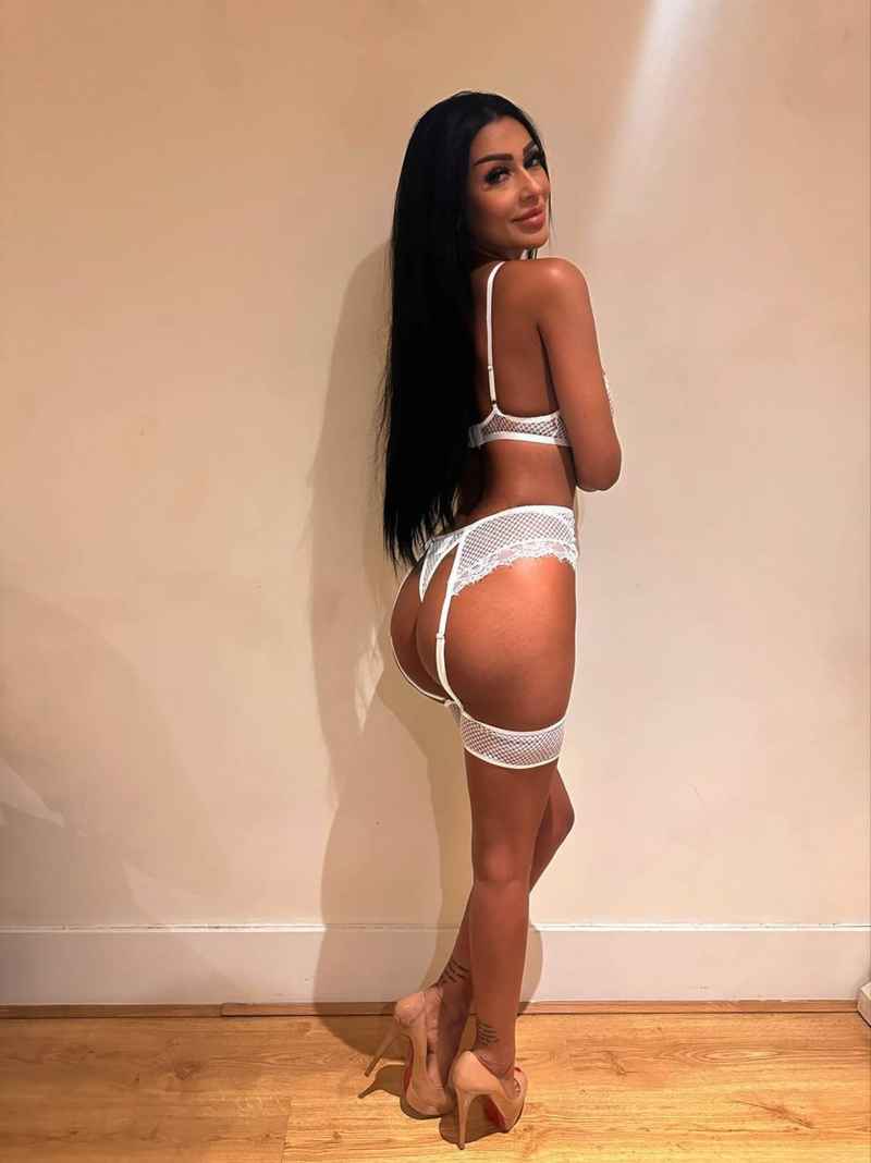 Laura - independent companion