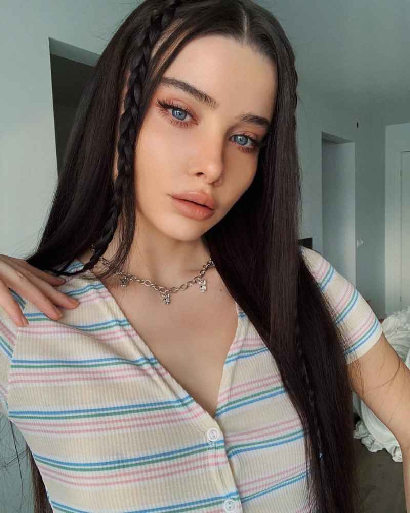 Anna - brunette