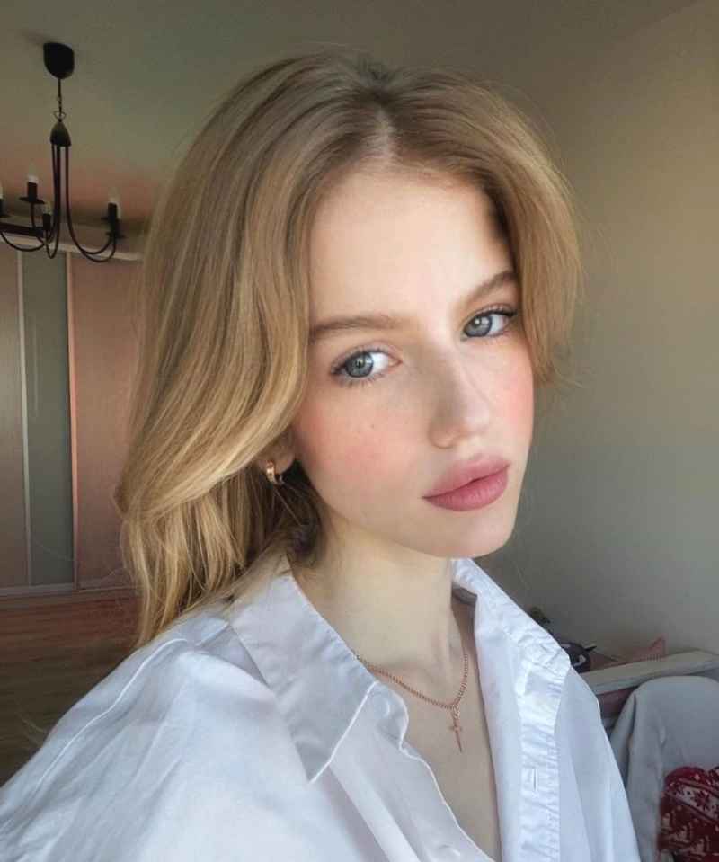 Capucine - local girl