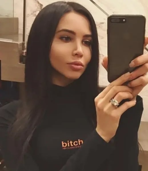 Gillian - brunette