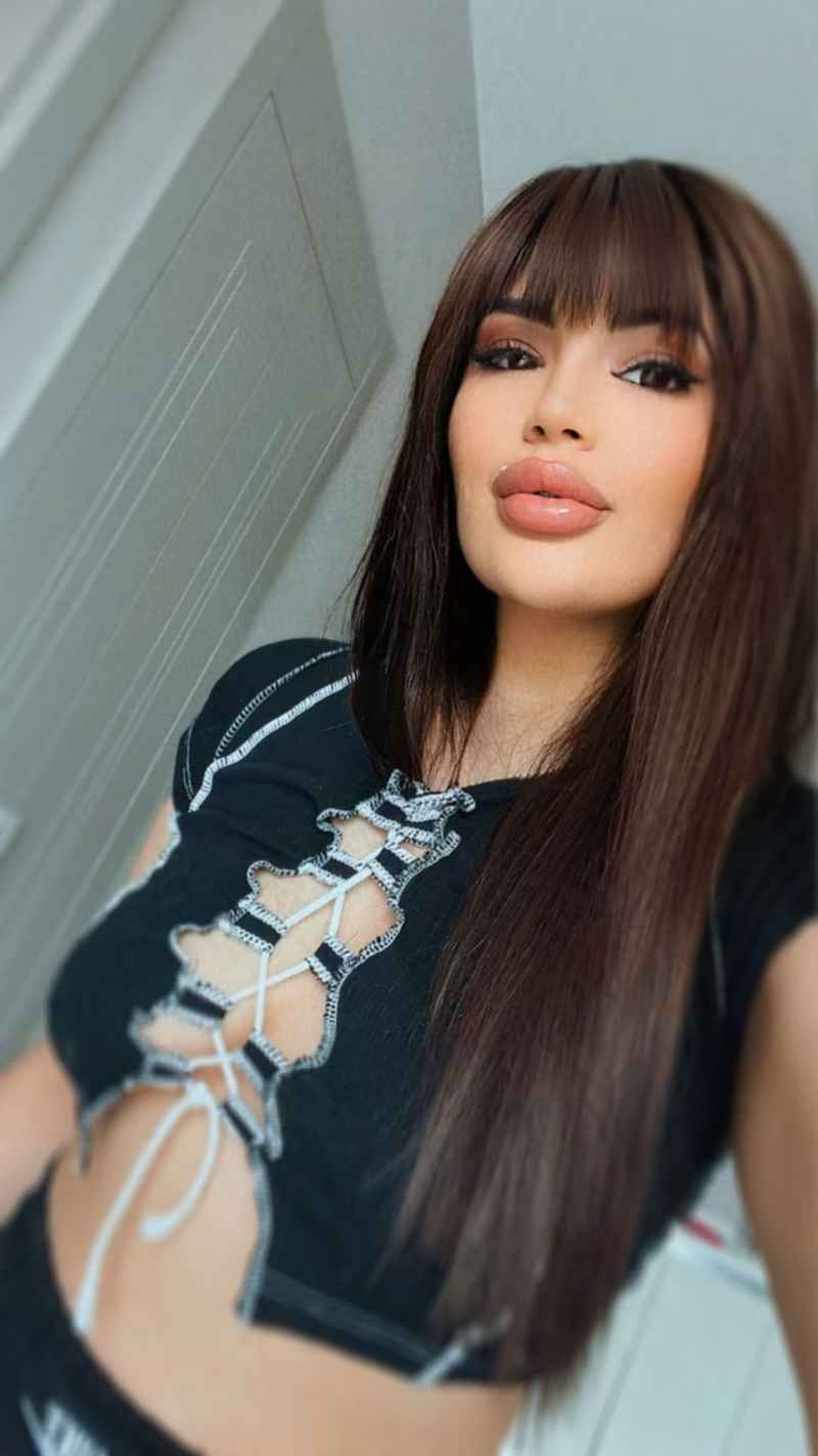 Siobhan - brunette