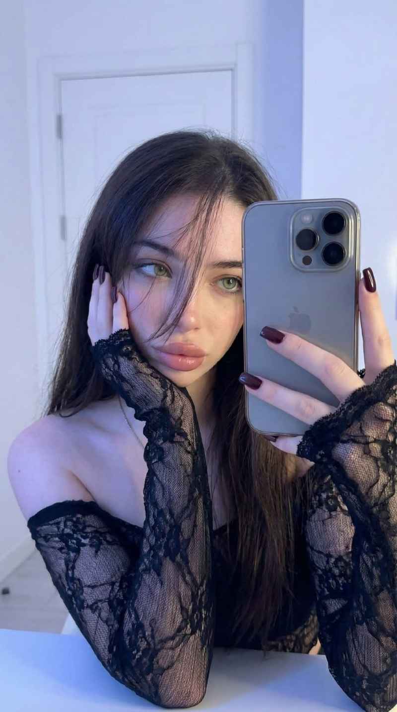 Ines - brunette