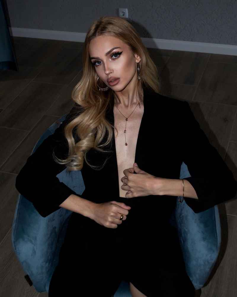 Pamela - mature companion