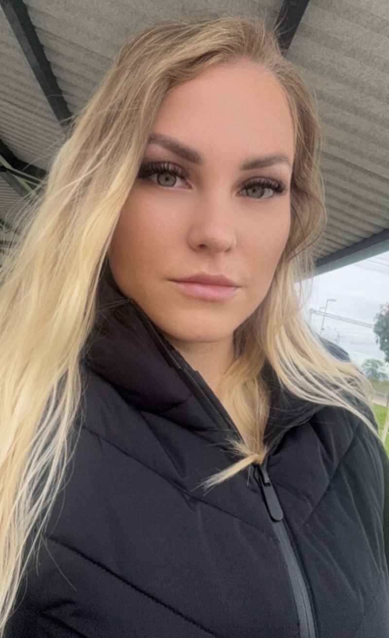 Bella - open minded