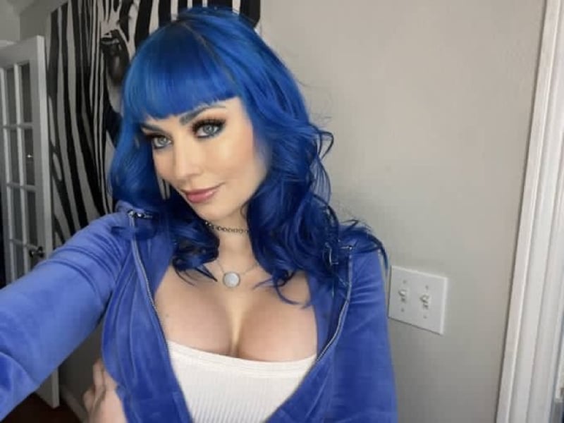 Tina - open minded