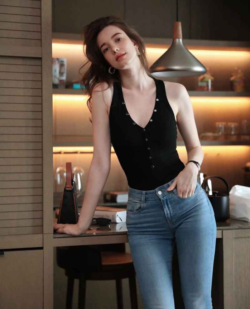 Noelle - open minded
