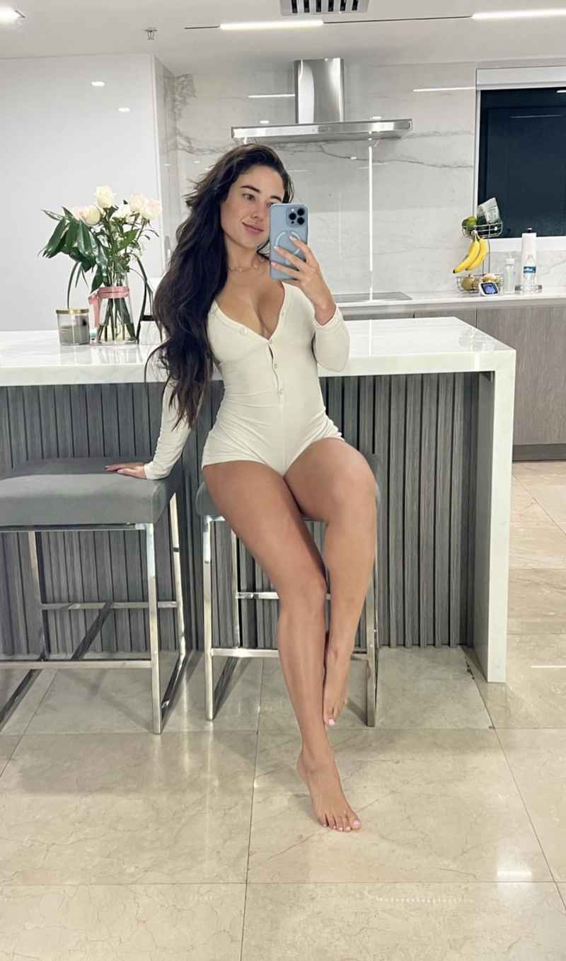 Amelia - curvy