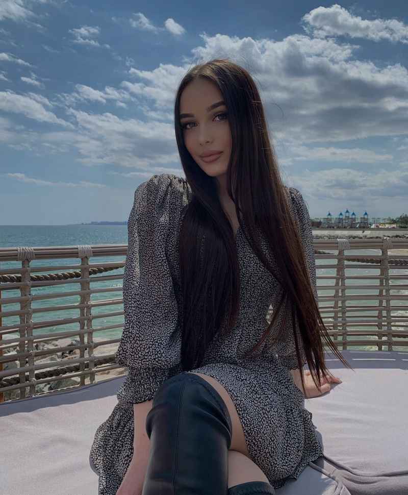 Kelly - independent companion