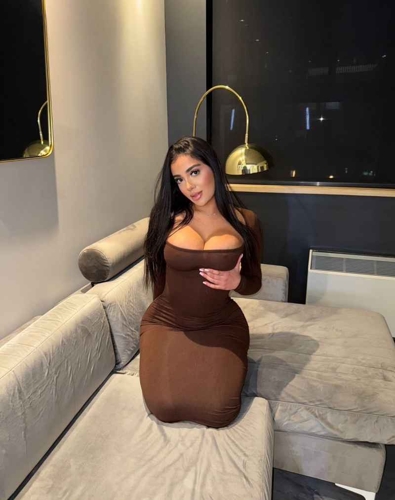 Ella - brunette